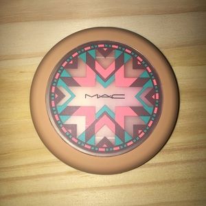 mac gleamtones powder in dunes at dusk